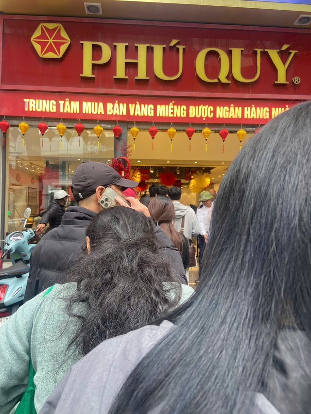 [ẢNH, CLIP] Tiệm v&agrave;ng h&ocirc;m nay: Gi&aacute; v&agrave;ng gần 18,5 triệu đồng/chỉ, "Thần T&agrave;i" xin dừng phục vụ v&igrave; kh&aacute;ch mua v&agrave;ng qu&aacute; đ&ocirc;ng - Ảnh 2.