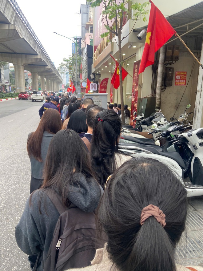 [ẢNH, CLIP] Tiệm v&agrave;ng h&ocirc;m nay: Gi&aacute; v&agrave;ng gần 18,5 triệu đồng/chỉ, "Thần T&agrave;i" xin dừng phục vụ v&igrave; kh&aacute;ch mua v&agrave;ng qu&aacute; đ&ocirc;ng - Ảnh 6.