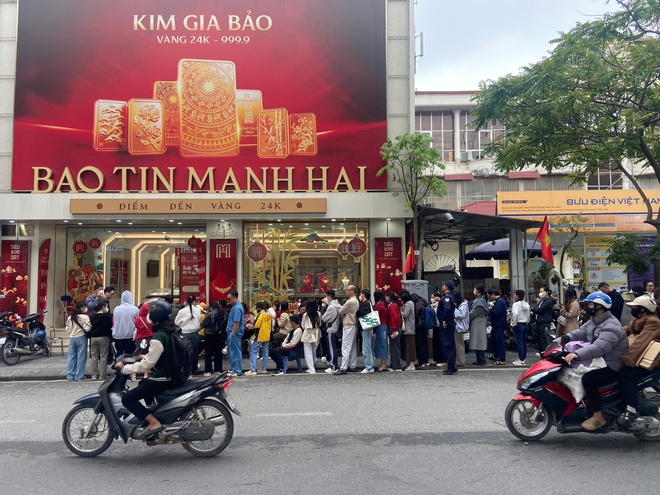 [ẢNH, CLIP] Tiệm v&agrave;ng h&ocirc;m nay: Gi&aacute; v&agrave;ng gần 18,5 triệu đồng/chỉ, "Thần T&agrave;i" xin dừng phục vụ v&igrave; kh&aacute;ch mua v&agrave;ng qu&aacute; đ&ocirc;ng - Ảnh 5.