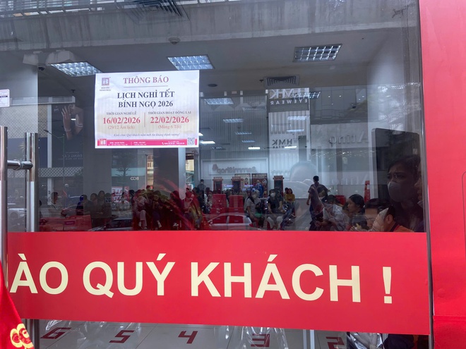 [ẢNH, CLIP] Tiệm v&agrave;ng h&ocirc;m nay: Gi&aacute; v&agrave;ng gần 18,5 triệu đồng/chỉ, "Thần T&agrave;i" xin dừng phục vụ v&igrave; kh&aacute;ch mua v&agrave;ng qu&aacute; đ&ocirc;ng - Ảnh 4.