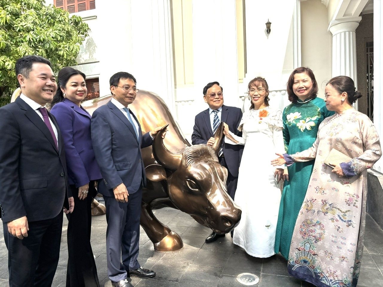 3 nữ tướng Nguyễn Thanh Phượng, Nguyễn Thị Phương Thảo, Nguyễn Thị Mai Thanh c&ugrave;ng xuất hiện tại Lễ đ&aacute;nh cồng - Ảnh 1.