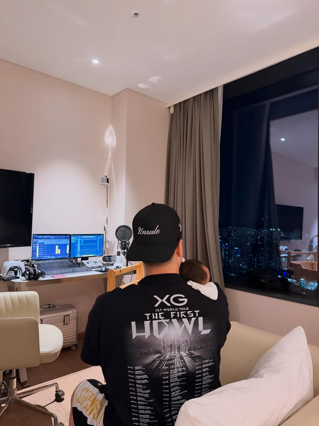 Cảnh sát đột kích khách sạn, bắt khẩn cấp nam ca sĩ tàng trữ chất cấm- Ảnh 5. Cảnh sát đột kích khách sạn, bắt khẩn cấp nam ca sĩ tàng trữ chất cấm- Ảnh 5.