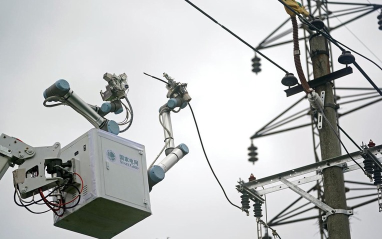 Robot sửa điện Trung Quốc thay thế con người tr&ecirc;n đường d&acirc;y 10 kV an to&agrave;n tuyệt đối - Ảnh 1.