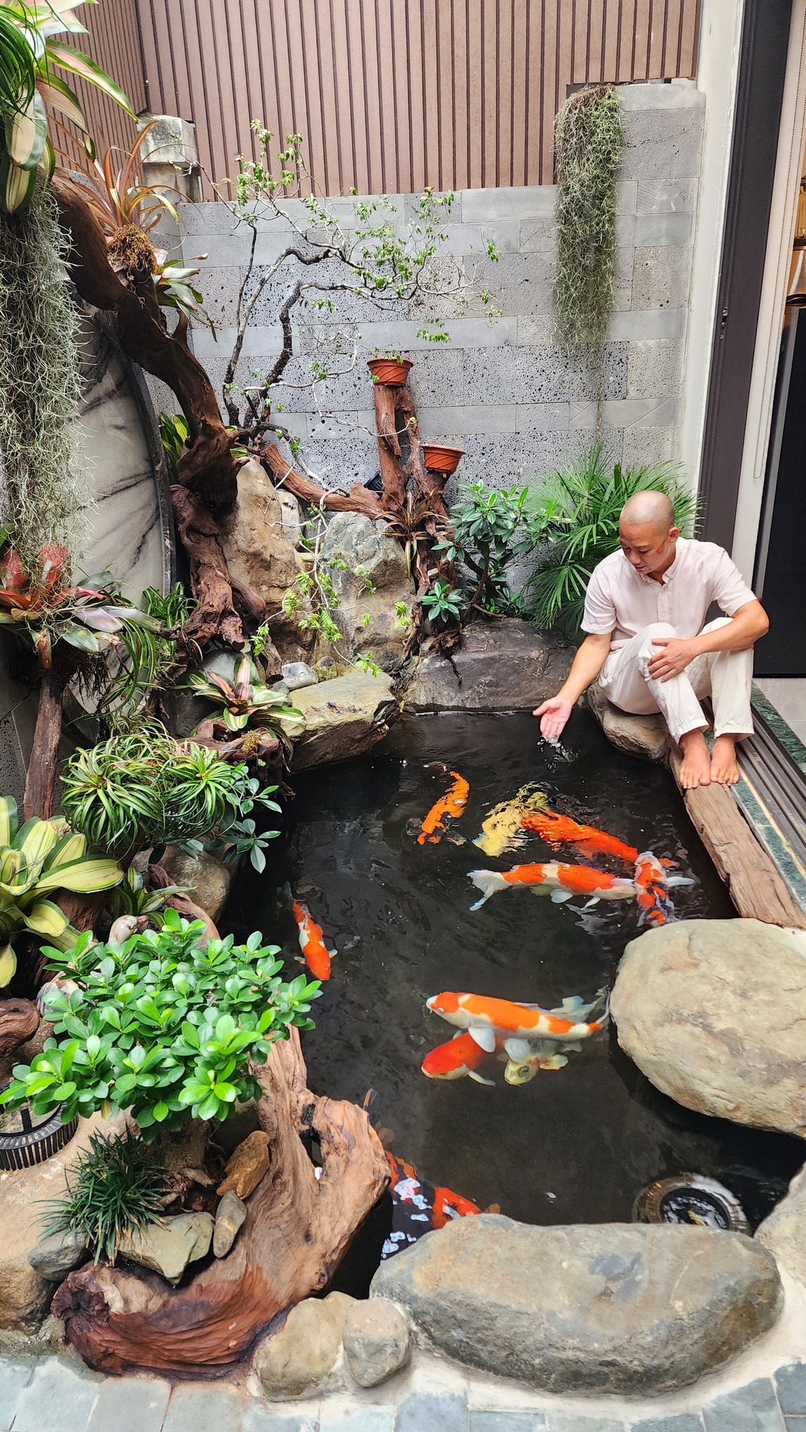 Nam nghệ sĩ c&oacute; nh&agrave; 4 tầng ở Linh Đ&agrave;m, kh&ocirc;ng đẹp vẫn nhiều c&ocirc; theo, cưới ch&acirc;n d&agrave;i thi hoa hậu k&eacute;m 9 tuổi- Ảnh 7.