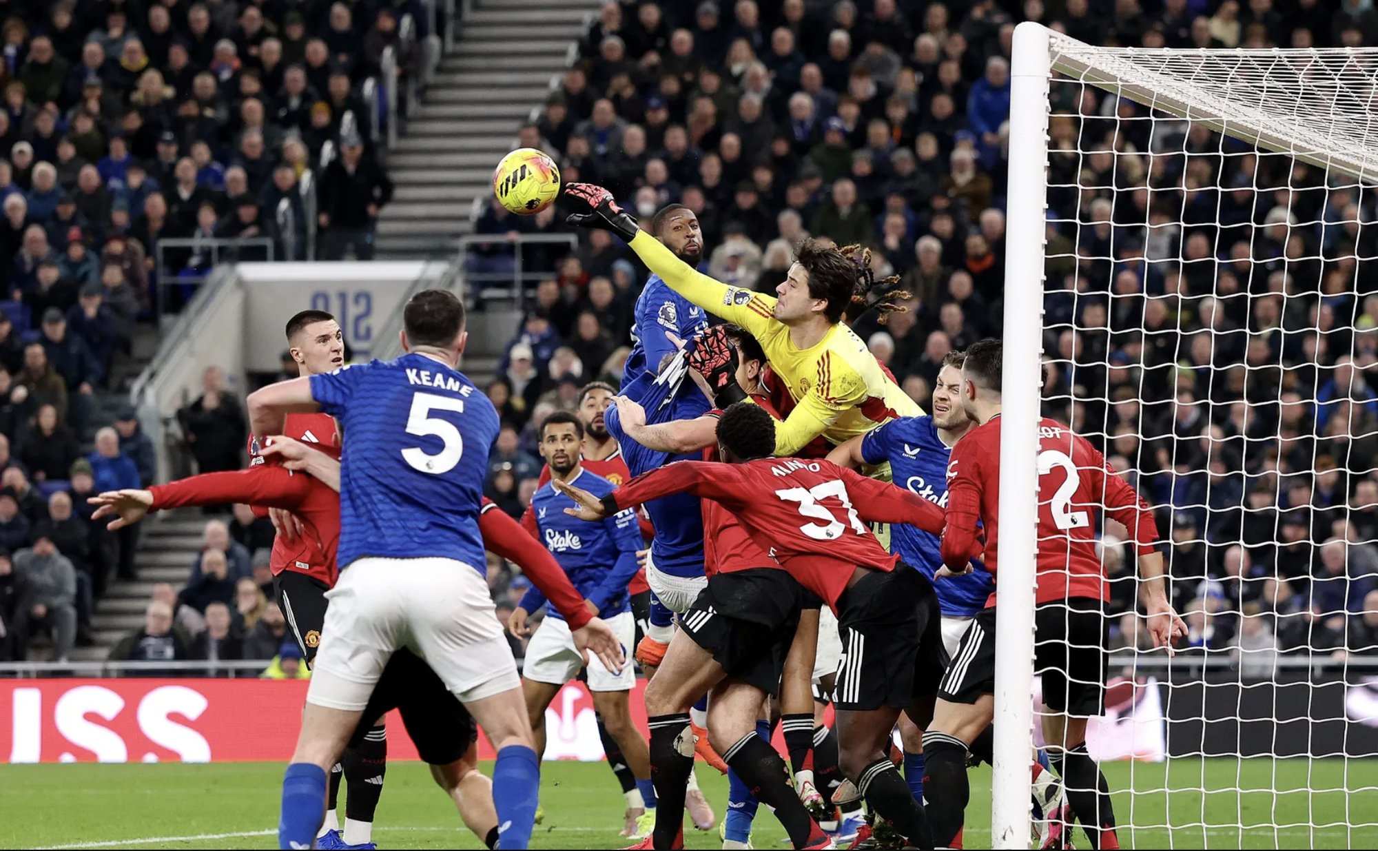 Benjamin Sesko sắm vai siêu dự bị, Man United nối dài mạch bất bại - Ảnh 2.