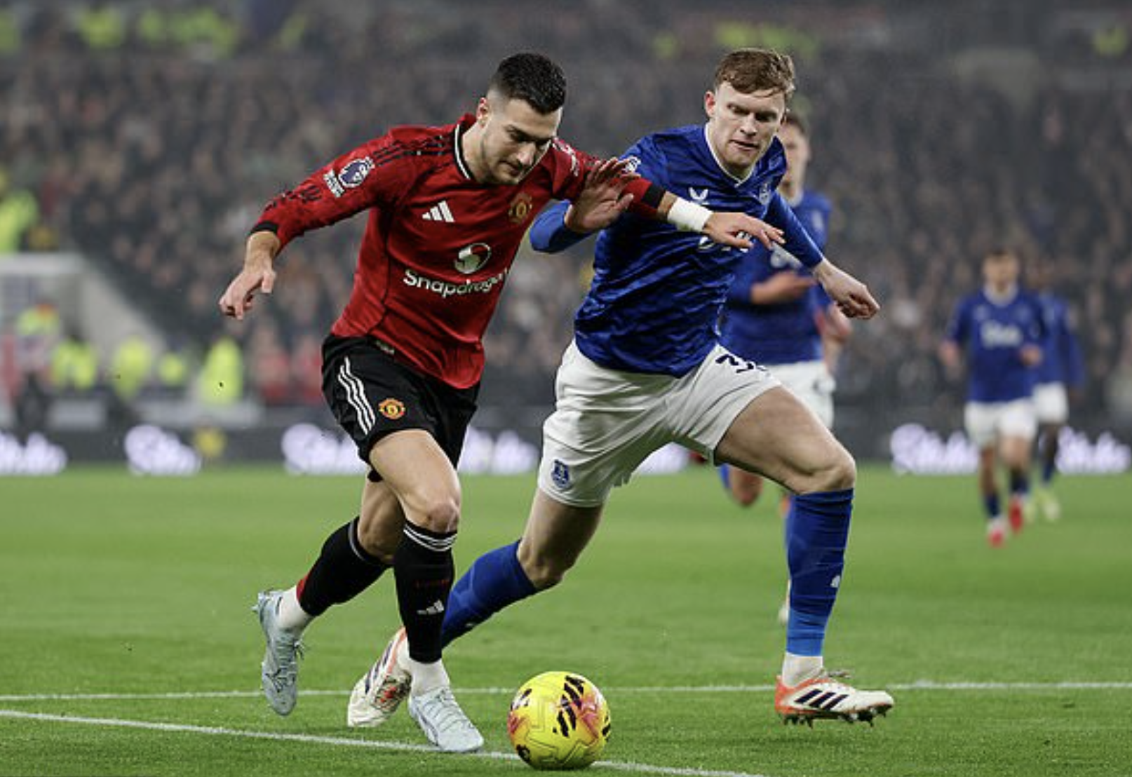 Benjamin Sesko sắm vai siêu dự bị, Man United nối dài mạch bất bại - Ảnh 1.