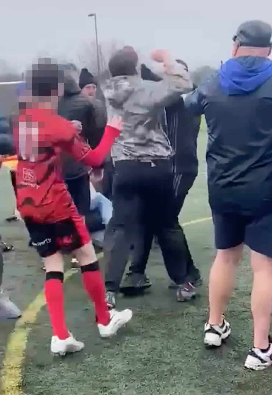 1 triệu người phẫn nộ v&igrave; video g&acirc;y sốc: Cha mẹ lao v&agrave;o đấm nhau tại trận b&oacute;ng đ&aacute; U14, c&aacute;c con phải v&agrave;o can- Ảnh 5.