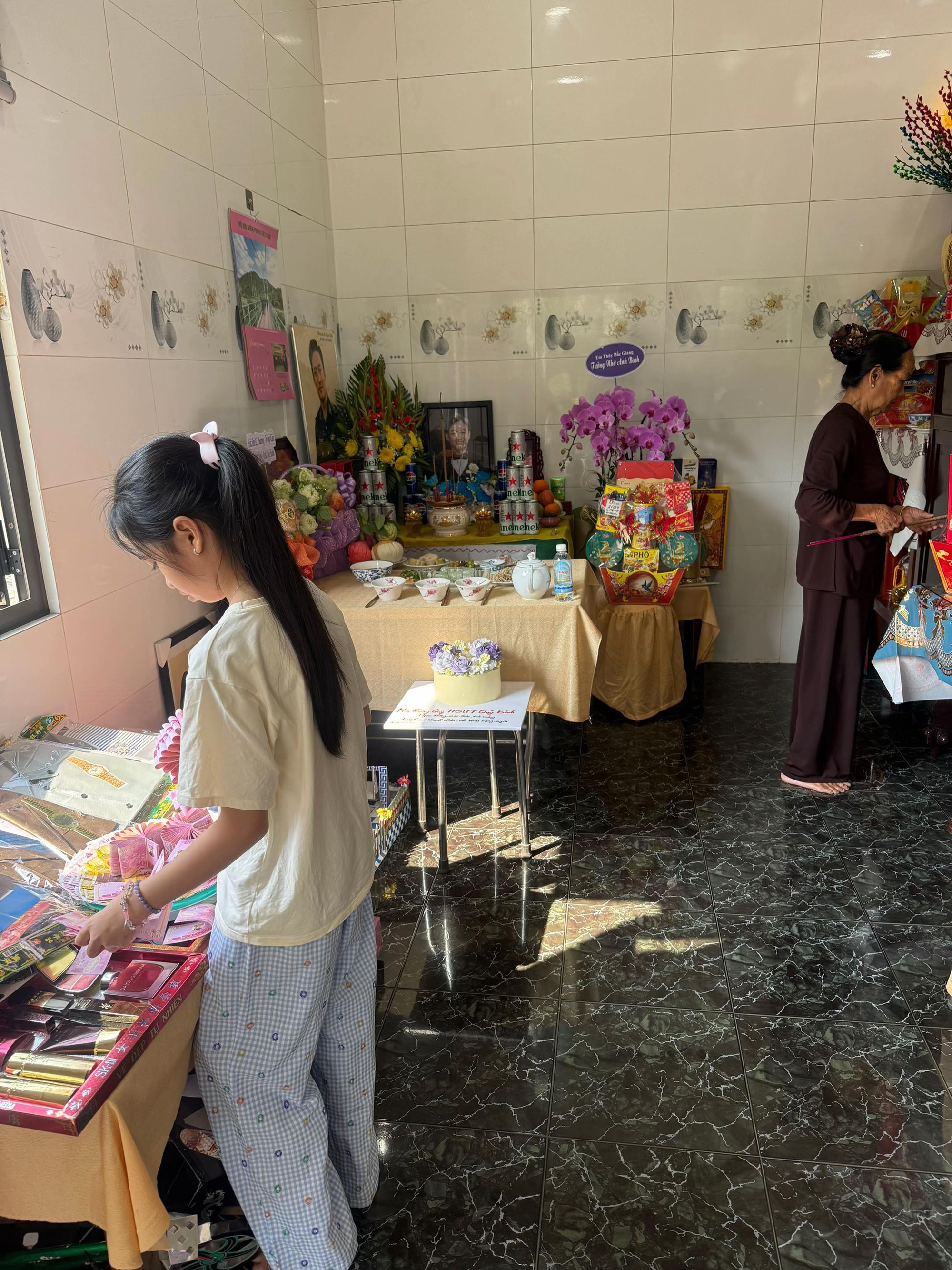 Em ruột chia sẻ ngay giỗ đầu NS Qu&yacute; B&igrave;nh: "Ai l&agrave;m sai với anh v&agrave; gia đ&igrave;nh m&igrave;nh họ đang phải trả gi&aacute; rồi" - Ảnh 1.