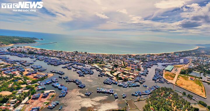 Nạo v&eacute;t khẩn cấp cảng c&aacute; Tam Quan Gia Lai sau cơn lũ lịch sử năm 2025 - Ảnh 1.