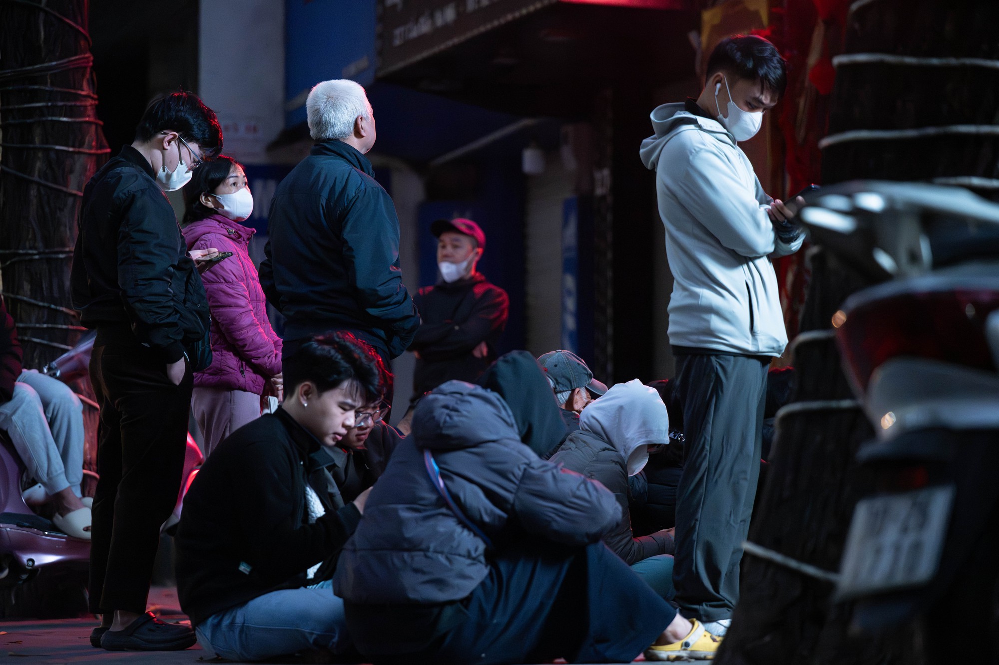 Cảnh tượng kh&oacute; tin l&uacute;c 3h s&aacute;ng tr&ecirc;n phố Cầu Giấy trước ng&agrave;y V&iacute;a Thần t&agrave;i- Ảnh 4.