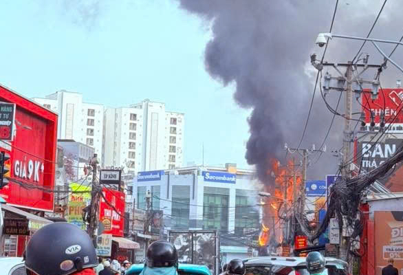 Ch&aacute;y cửa h&agrave;ng nội thất ở TPHCM g&acirc;y thiệt hại lớn cho nhiều t&agrave;i sản - Ảnh 3.