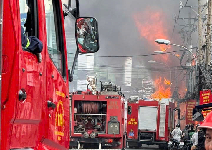 Ch&aacute;y cửa h&agrave;ng nội thất ở TPHCM g&acirc;y thiệt hại lớn cho nhiều t&agrave;i sản - Ảnh 2.