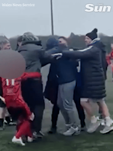 1 triệu người phẫn nộ v&igrave; video g&acirc;y sốc: Cha mẹ lao v&agrave;o đấm nhau tại trận b&oacute;ng đ&aacute; U14, c&aacute;c con phải v&agrave;o can- Ảnh 1.