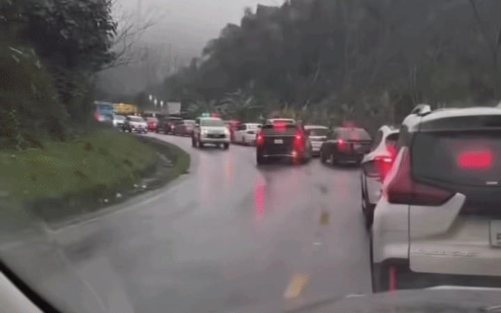 Anh cảnh s&aacute;t giao th&ocirc;ng hướng dẫn người đi đường cực dễ thương thu h&uacute;t h&agrave;ng triệu view - Ảnh 1.