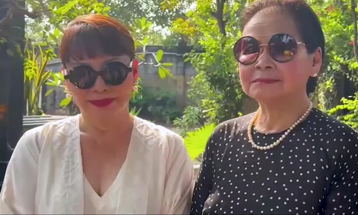 Kh&aacute;nh Ly về nước, ra tận mộ Trịnh C&ocirc;ng Sơn c&ugrave;ng em g&aacute;i: "Y&ecirc;u anh m&atilde;i m&atilde;i!" - Ảnh 1.