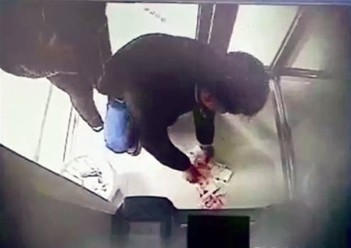 C&acirc;y ATM tự động &ldquo;phun&rdquo; hơn 11 triệu đồng, 2 ph&uacute;t sau 30 tờ tiền biến mất: C&ocirc;ng an d&ugrave;ng nhiều biện ph&aacute;p nghiệp vụ truy t&igrave;m 1 cặp vợ chồng - Ảnh 1.