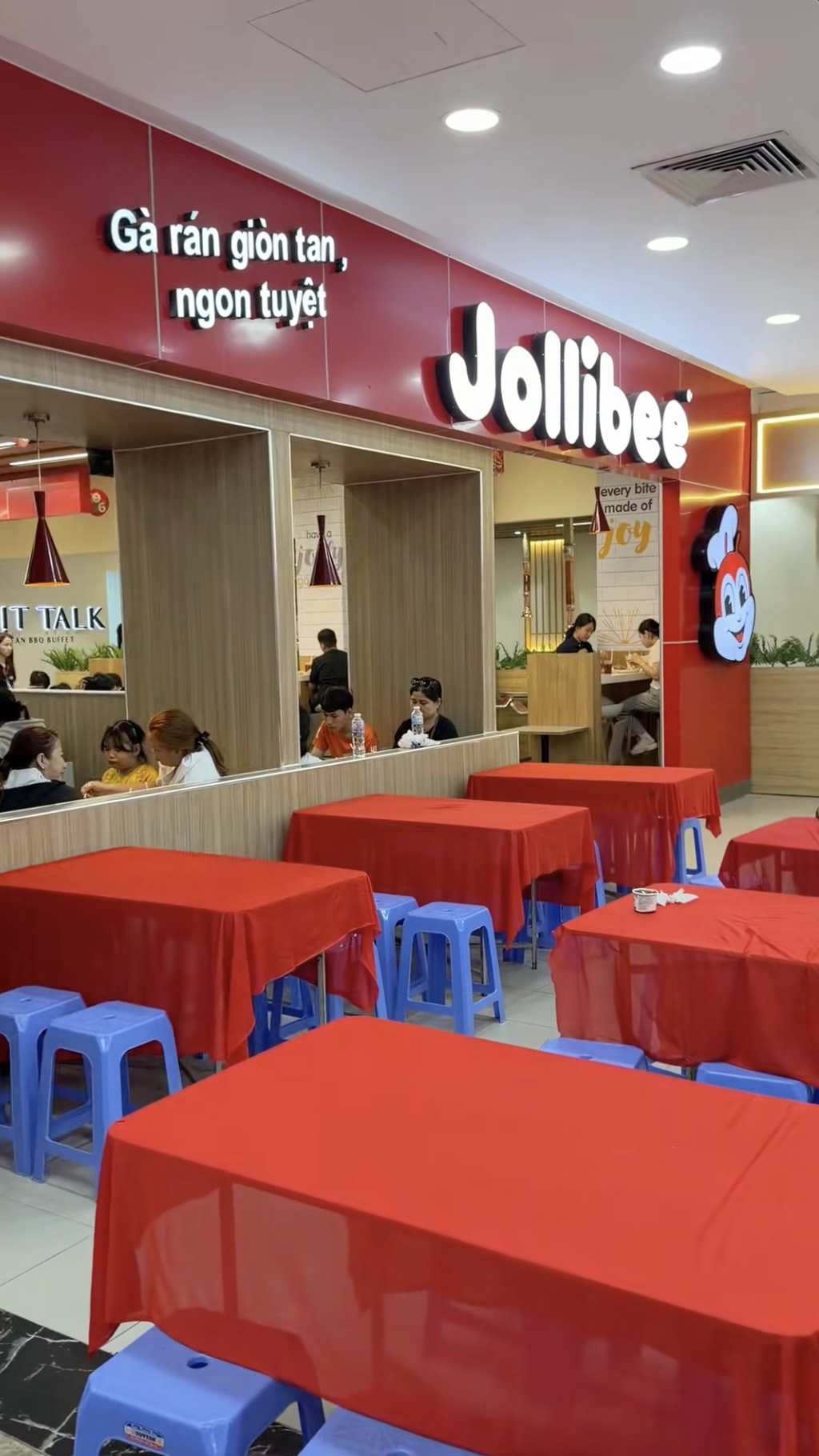 Cận cảnh "Jollibee miền T&acirc;y" g&acirc;y l&uacute; với combo b&agrave;n tr&ograve;n inox, ghế nhựa lề đường y chang rạp đ&aacute;m giỗ - Ảnh 6.