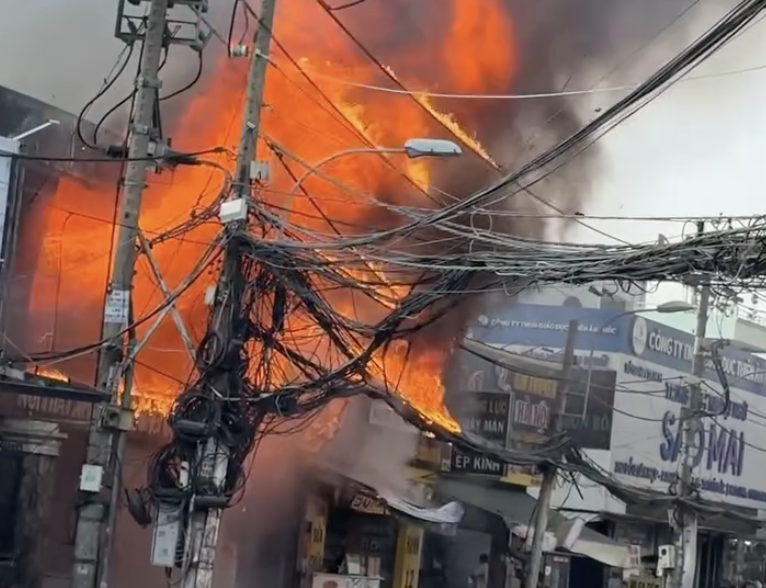 Ch&aacute;y cửa h&agrave;ng nội thất ở TPHCM g&acirc;y thiệt hại lớn cho nhiều t&agrave;i sản - Ảnh 1.