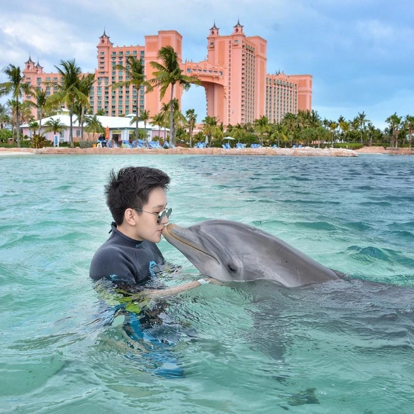 Tỷ ph&uacute; gi&agrave;u hơn Donald Trump, CEO Starbucks sau 1 đ&ecirc;m: Thạc sĩ Thanh Hoa, 24 tuổi l&agrave;m &ocirc;ng chủ tập đo&agrave;n dược phẩm lớn nhất ch&acirc;u &Aacute; - Ảnh 6.