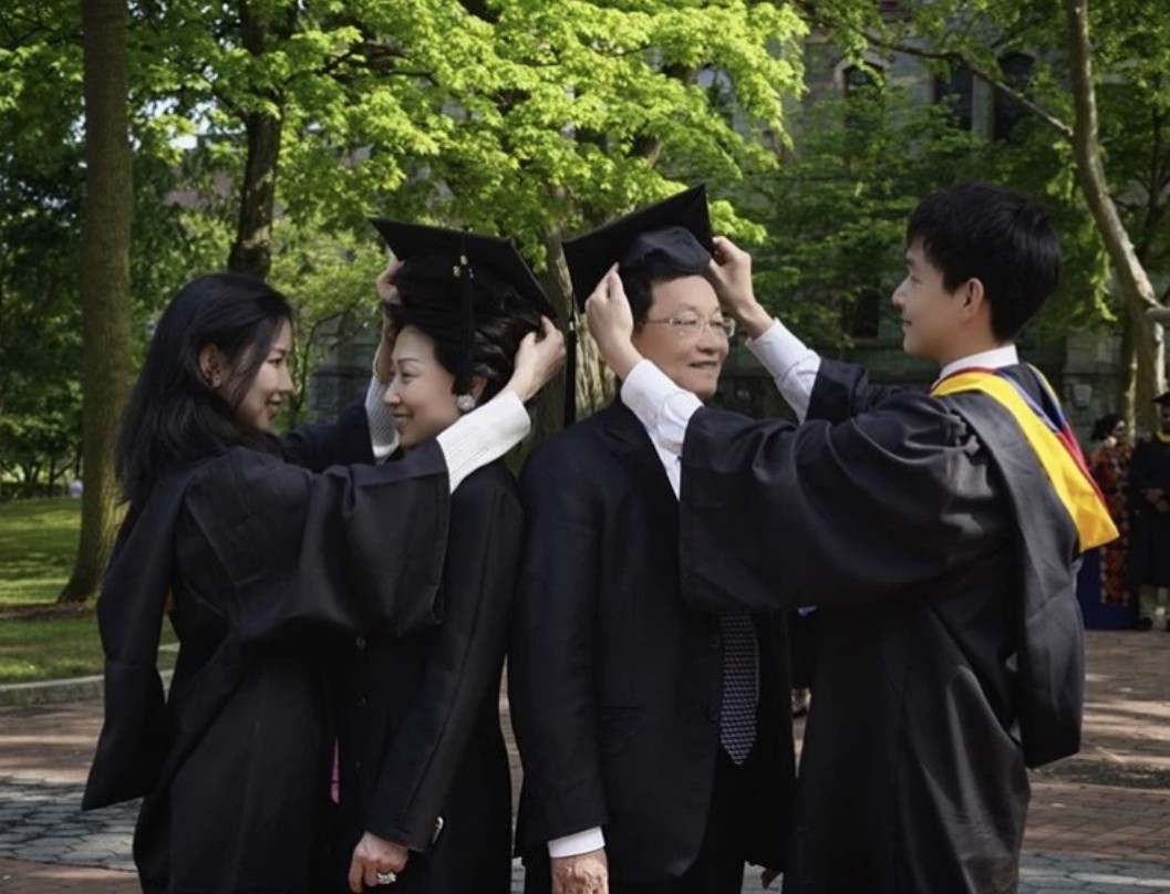 Tỷ ph&uacute; gi&agrave;u hơn Donald Trump, CEO Starbucks sau 1 đ&ecirc;m: Thạc sĩ Thanh Hoa, 24 tuổi l&agrave;m &ocirc;ng chủ tập đo&agrave;n dược phẩm lớn nhất ch&acirc;u &Aacute; - Ảnh 3.