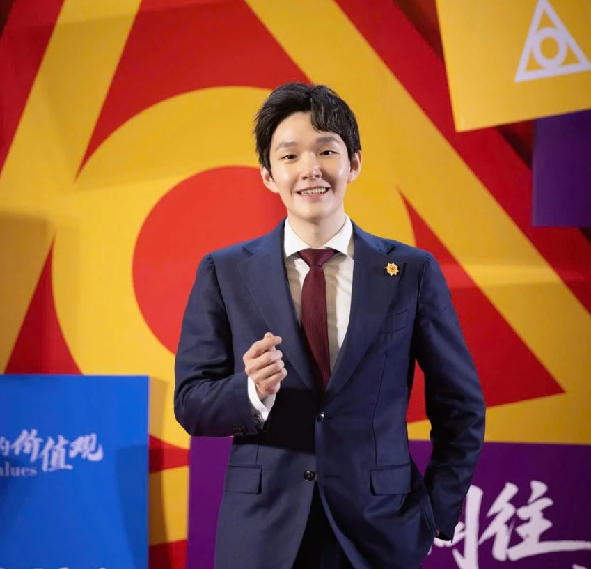 Tỷ ph&uacute; gi&agrave;u hơn Donald Trump, CEO Starbucks sau 1 đ&ecirc;m: Thạc sĩ Thanh Hoa, 24 tuổi l&agrave;m &ocirc;ng chủ tập đo&agrave;n dược phẩm lớn nhất ch&acirc;u &Aacute; - Ảnh 1.