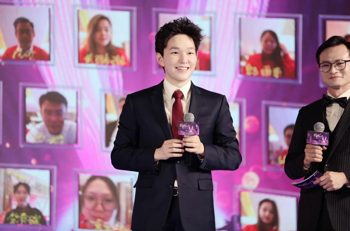 Tỷ ph&uacute; gi&agrave;u hơn Donald Trump, CEO Starbucks sau 1 đ&ecirc;m: Thạc sĩ Thanh Hoa, 24 tuổi l&agrave;m &ocirc;ng chủ tập đo&agrave;n dược phẩm lớn nhất ch&acirc;u &Aacute; - Ảnh 4.