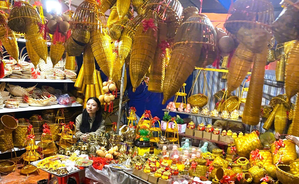 Biển người đổ về Ninh B&igrave;nh chợ Viềng 2026 cầu t&agrave;i lộc , b&igrave;nh an l&uacute;c nửa đ&ecirc;m - Ảnh 7.