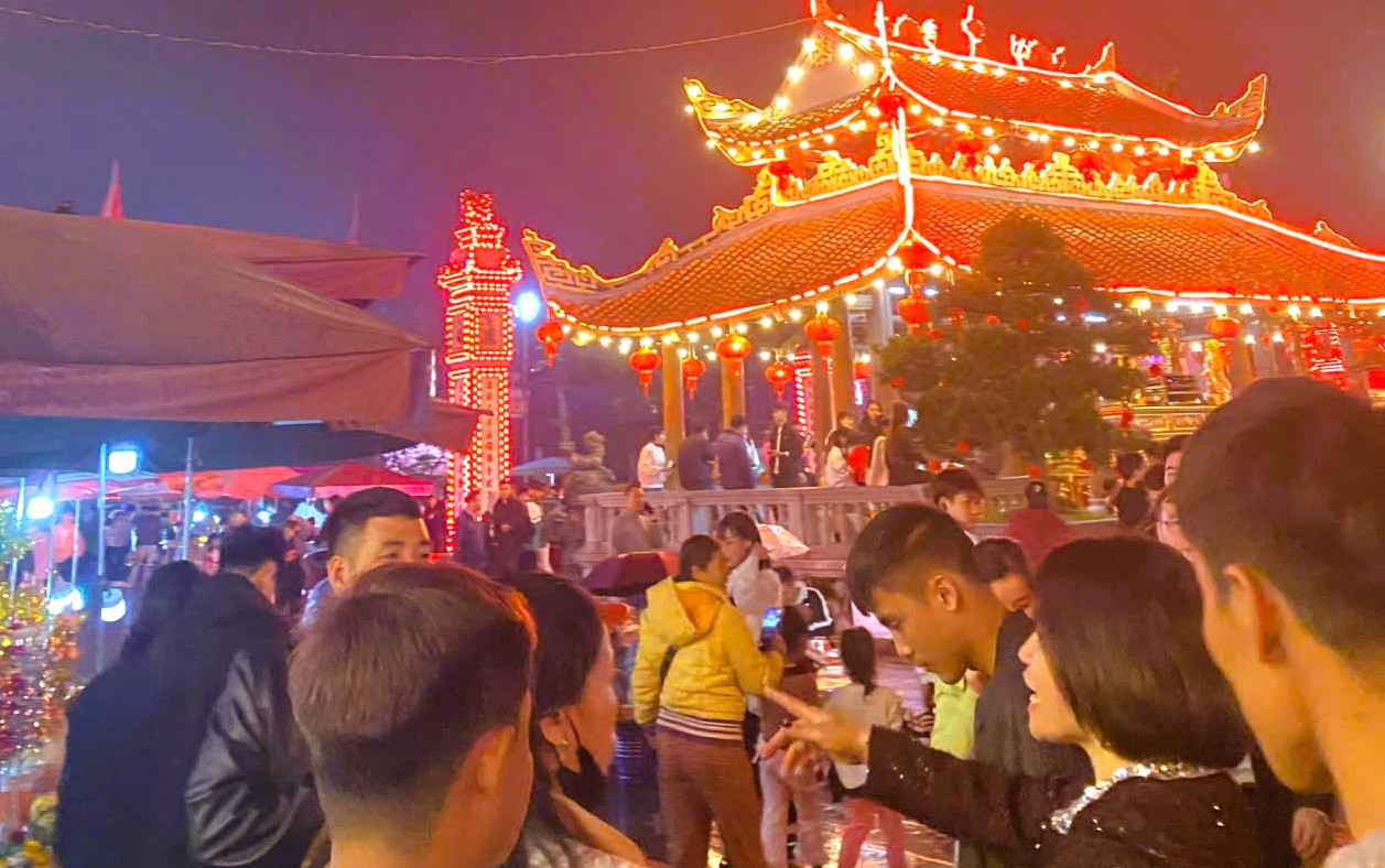 Biển người đổ về Ninh B&igrave;nh chợ Viềng 2026 cầu t&agrave;i lộc , b&igrave;nh an l&uacute;c nửa đ&ecirc;m - Ảnh 4.