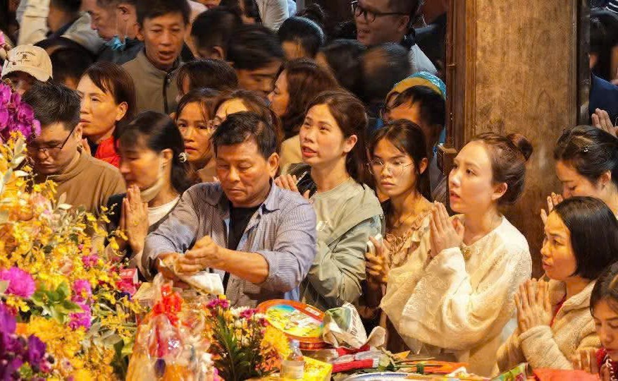 Biển người đổ về Ninh B&igrave;nh chợ Viềng 2026 cầu t&agrave;i lộc , b&igrave;nh an l&uacute;c nửa đ&ecirc;m - Ảnh 16.