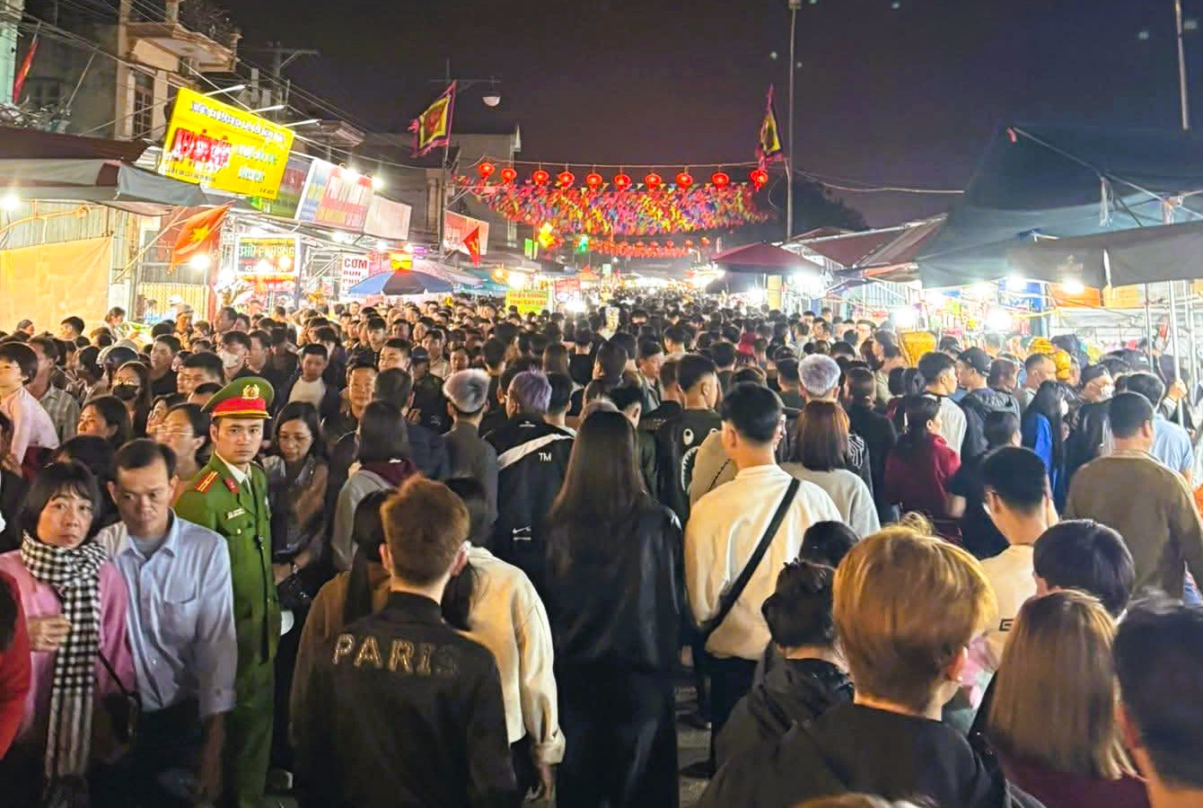 Biển người đổ về Ninh B&igrave;nh chợ Viềng 2026 cầu t&agrave;i lộc , b&igrave;nh an l&uacute;c nửa đ&ecirc;m - Ảnh 2.