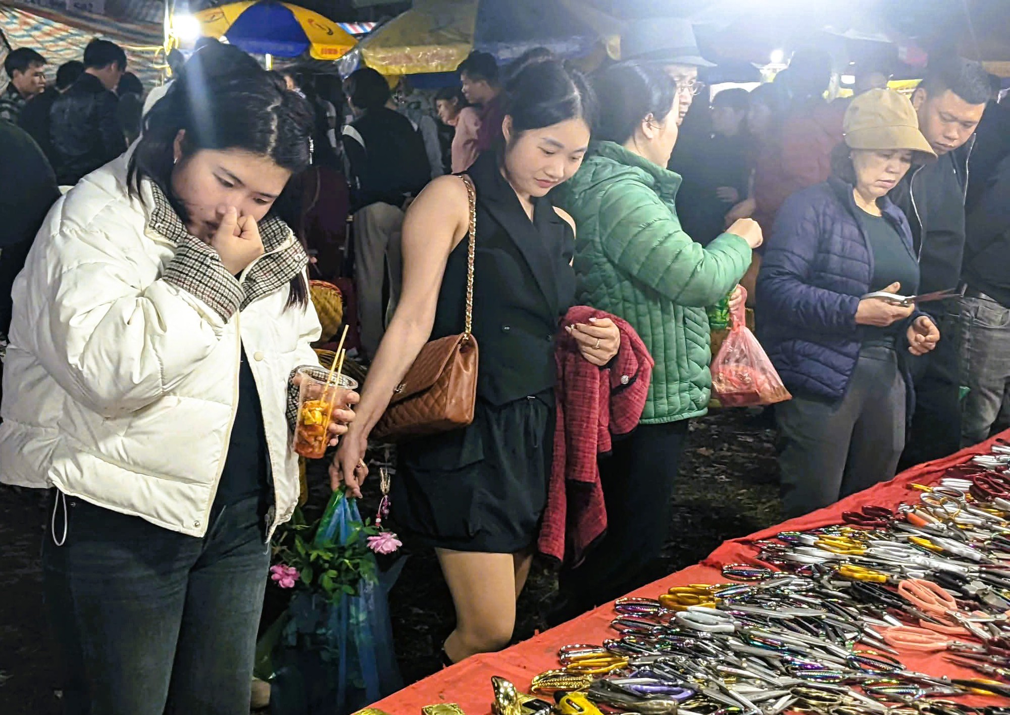 Biển người đổ về Ninh B&igrave;nh chợ Viềng 2026 cầu t&agrave;i lộc , b&igrave;nh an l&uacute;c nửa đ&ecirc;m - Ảnh 5.