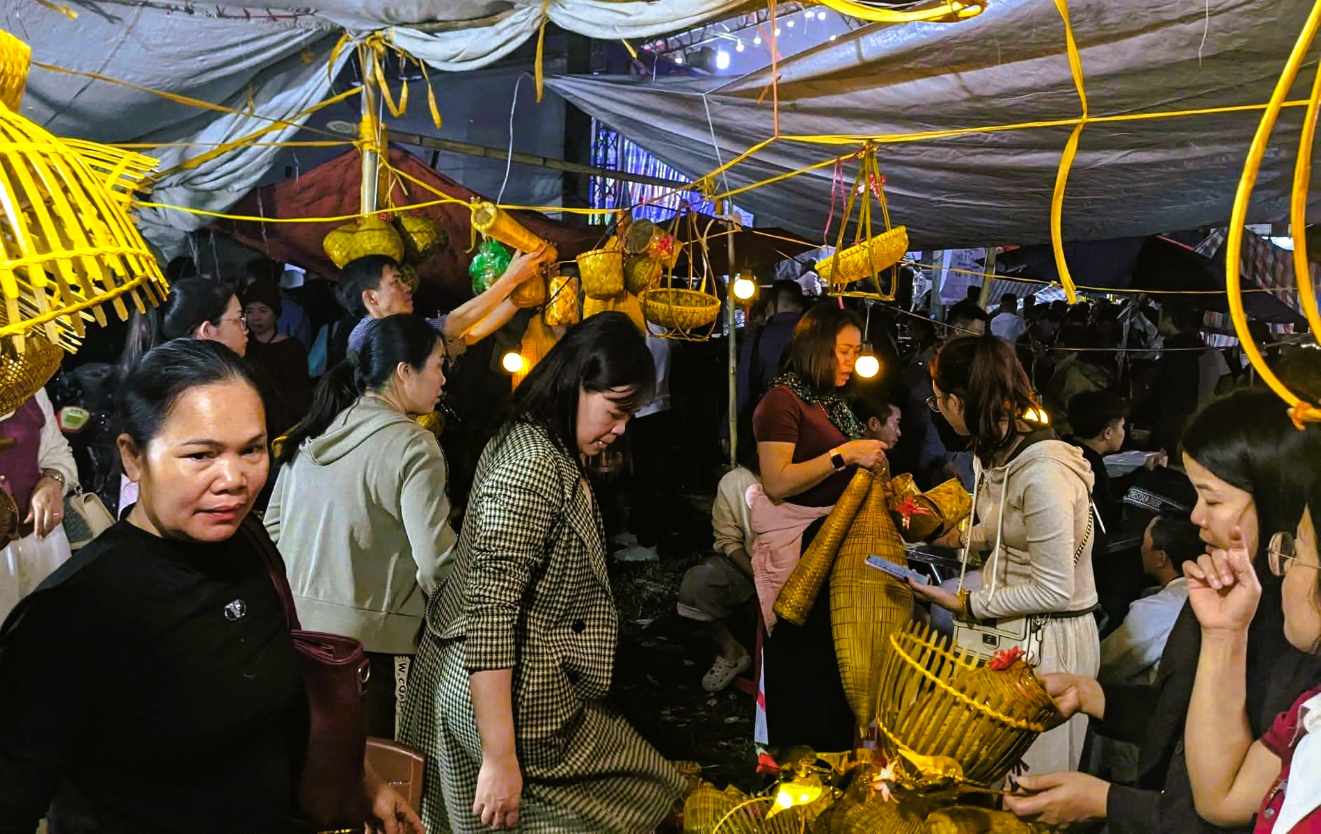 Biển người đổ về Ninh B&igrave;nh chợ Viềng 2026 cầu t&agrave;i lộc , b&igrave;nh an l&uacute;c nửa đ&ecirc;m - Ảnh 12.