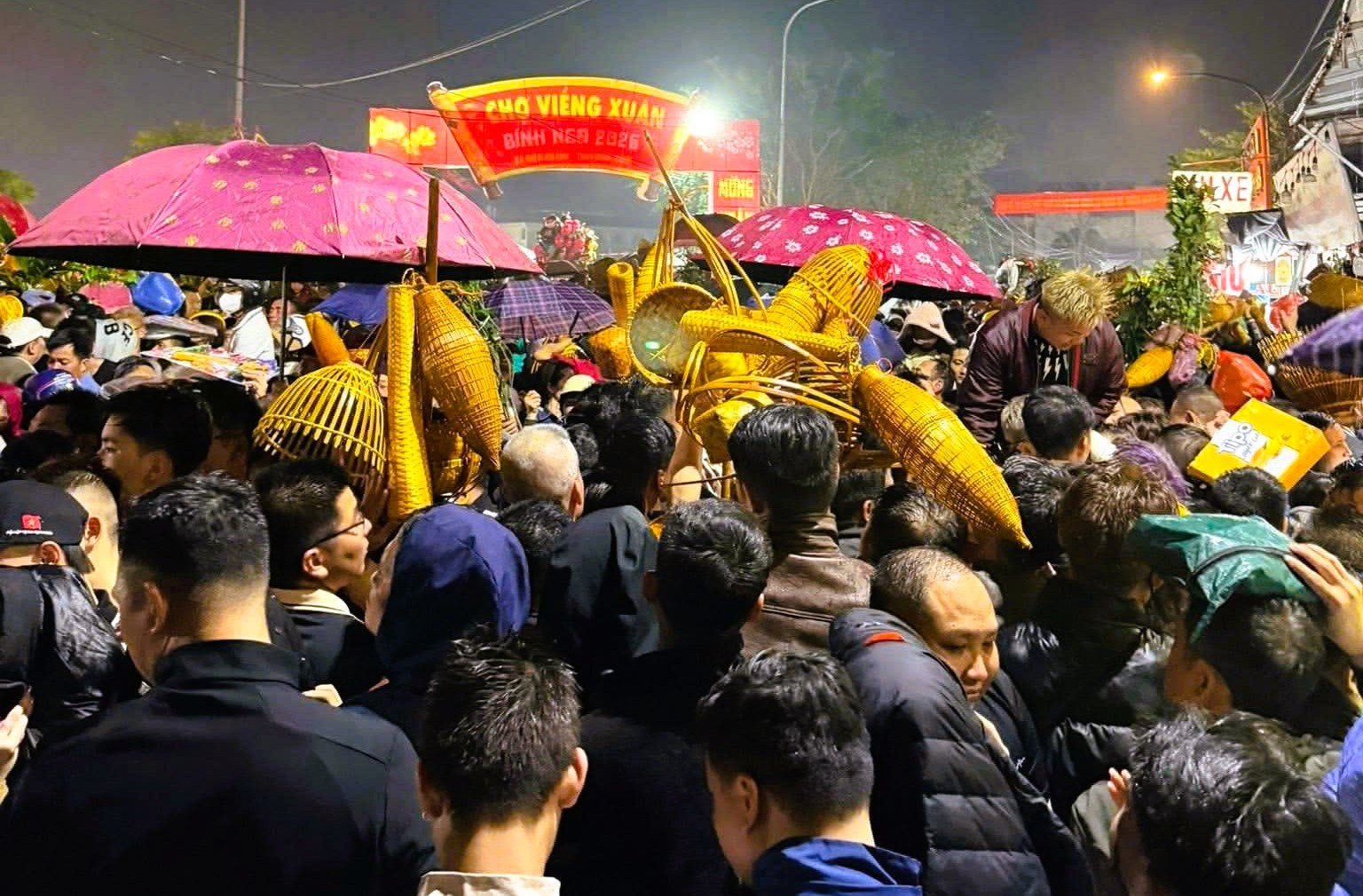 Biển người đổ về Ninh B&igrave;nh chợ Viềng 2026 cầu t&agrave;i lộc , b&igrave;nh an l&uacute;c nửa đ&ecirc;m - Ảnh 1.