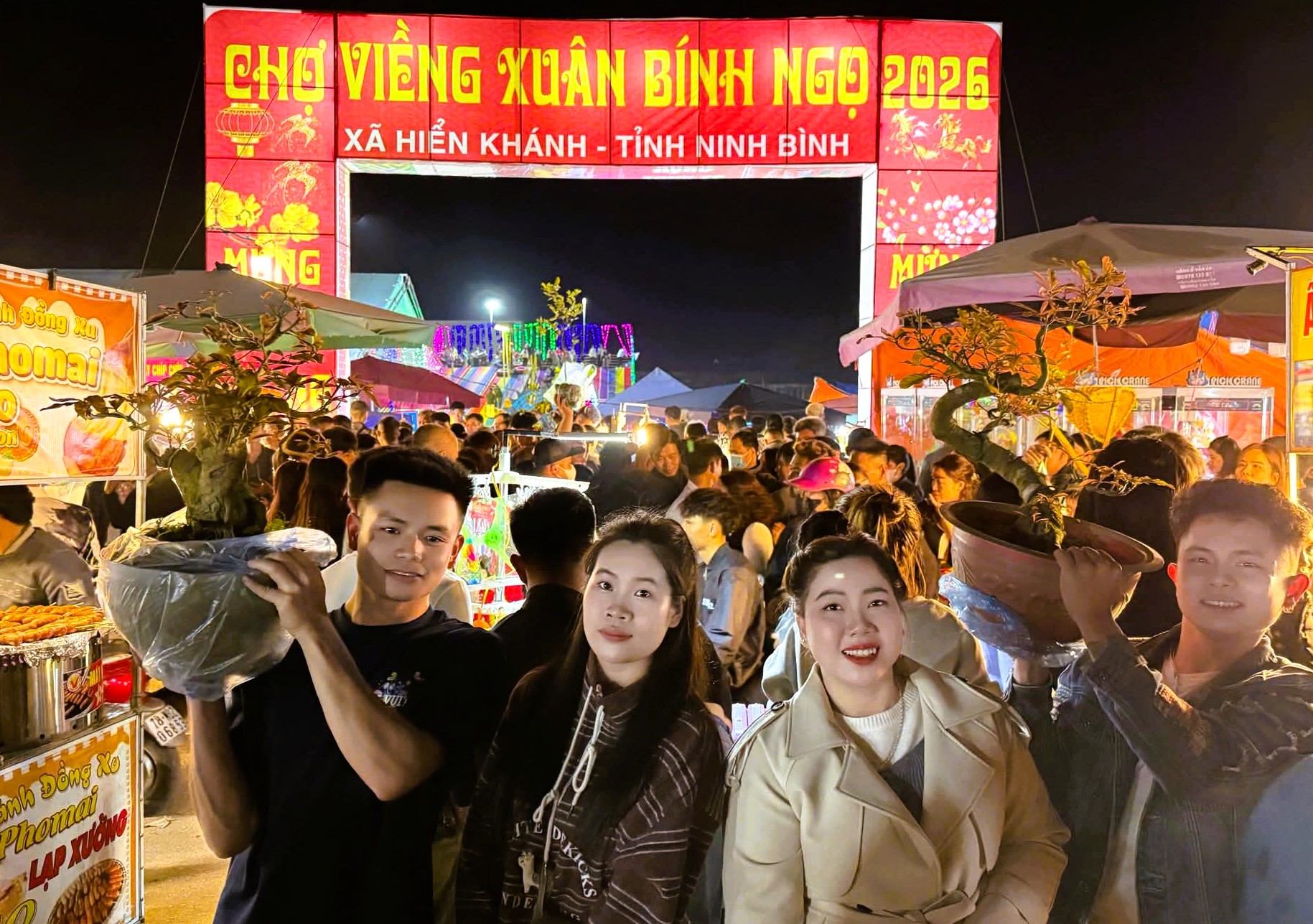 Biển người đổ về Ninh B&igrave;nh chợ Viềng 2026 cầu t&agrave;i lộc , b&igrave;nh an l&uacute;c nửa đ&ecirc;m - Ảnh 3.