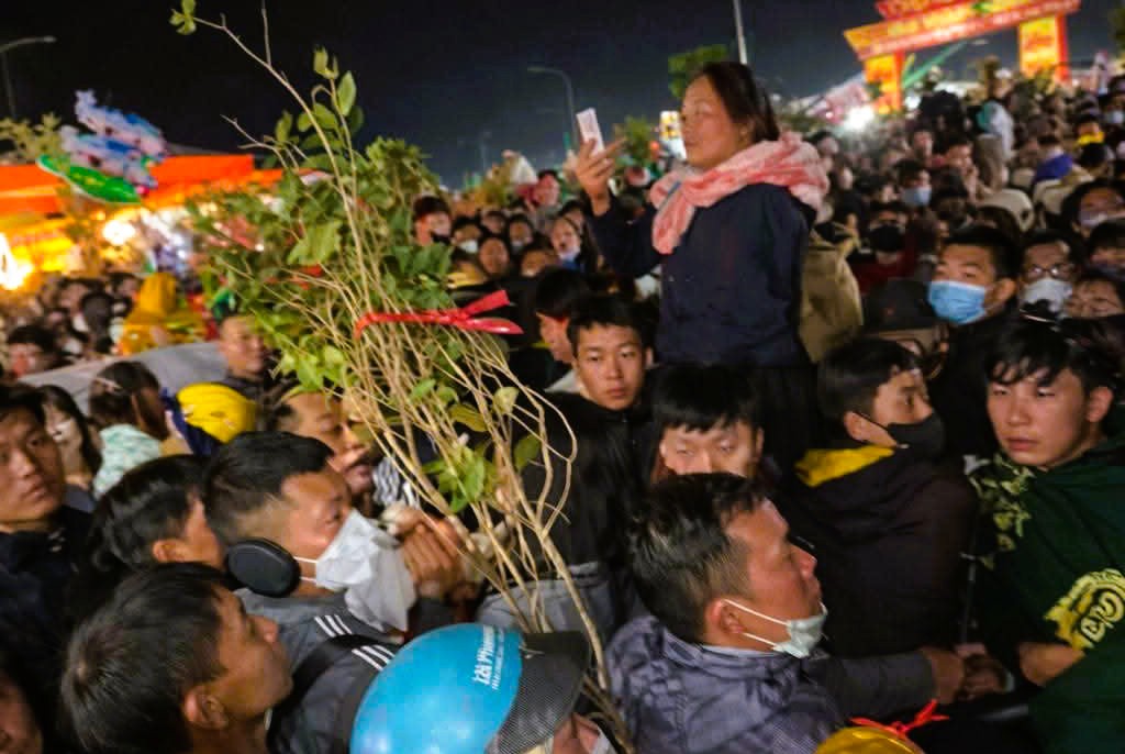 Biển người đổ về Ninh B&igrave;nh chợ Viềng 2026 cầu t&agrave;i lộc , b&igrave;nh an l&uacute;c nửa đ&ecirc;m - Ảnh 11.