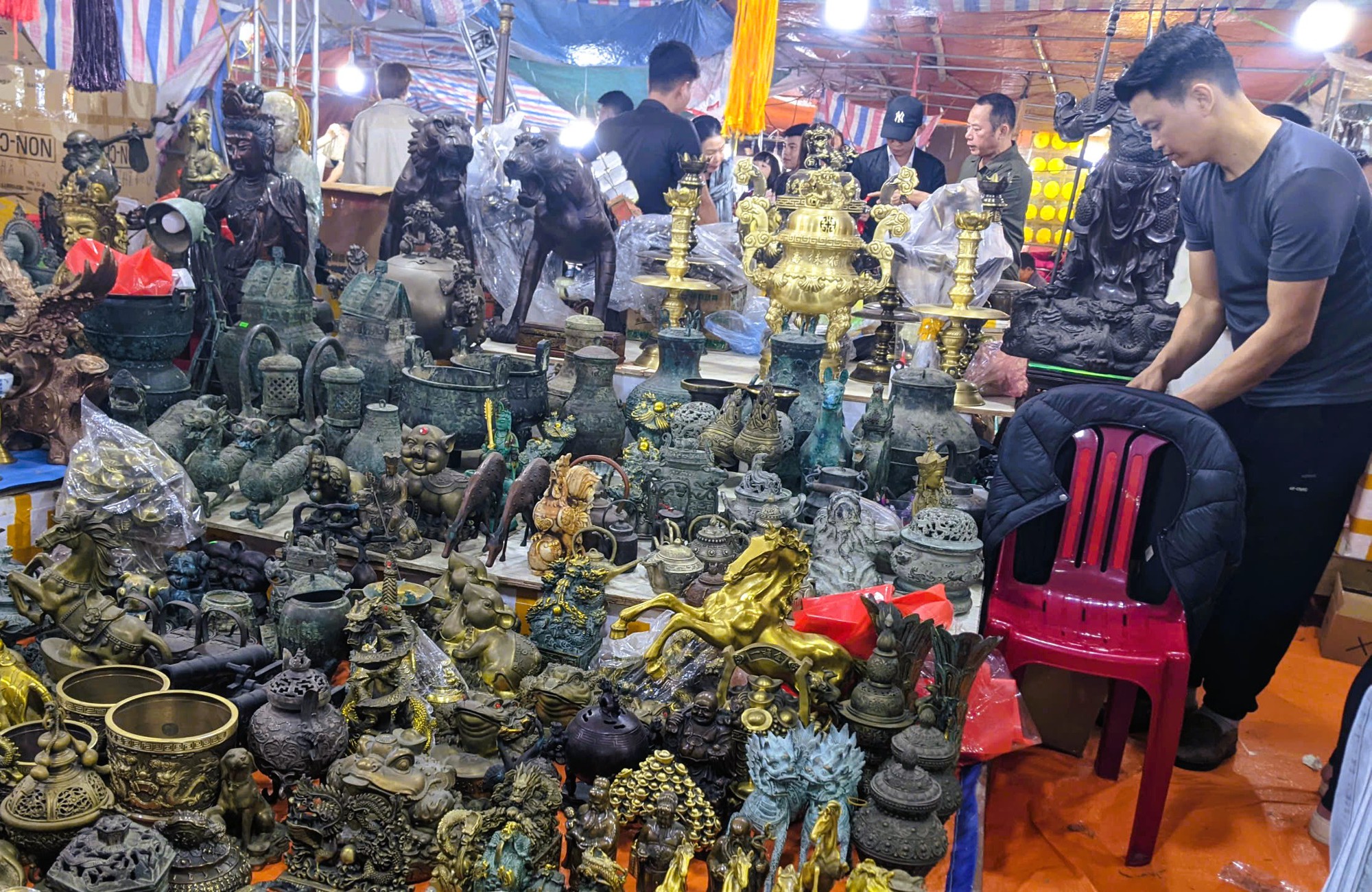 Biển người đổ về Ninh B&igrave;nh chợ Viềng 2026 cầu t&agrave;i lộc , b&igrave;nh an l&uacute;c nửa đ&ecirc;m - Ảnh 6.