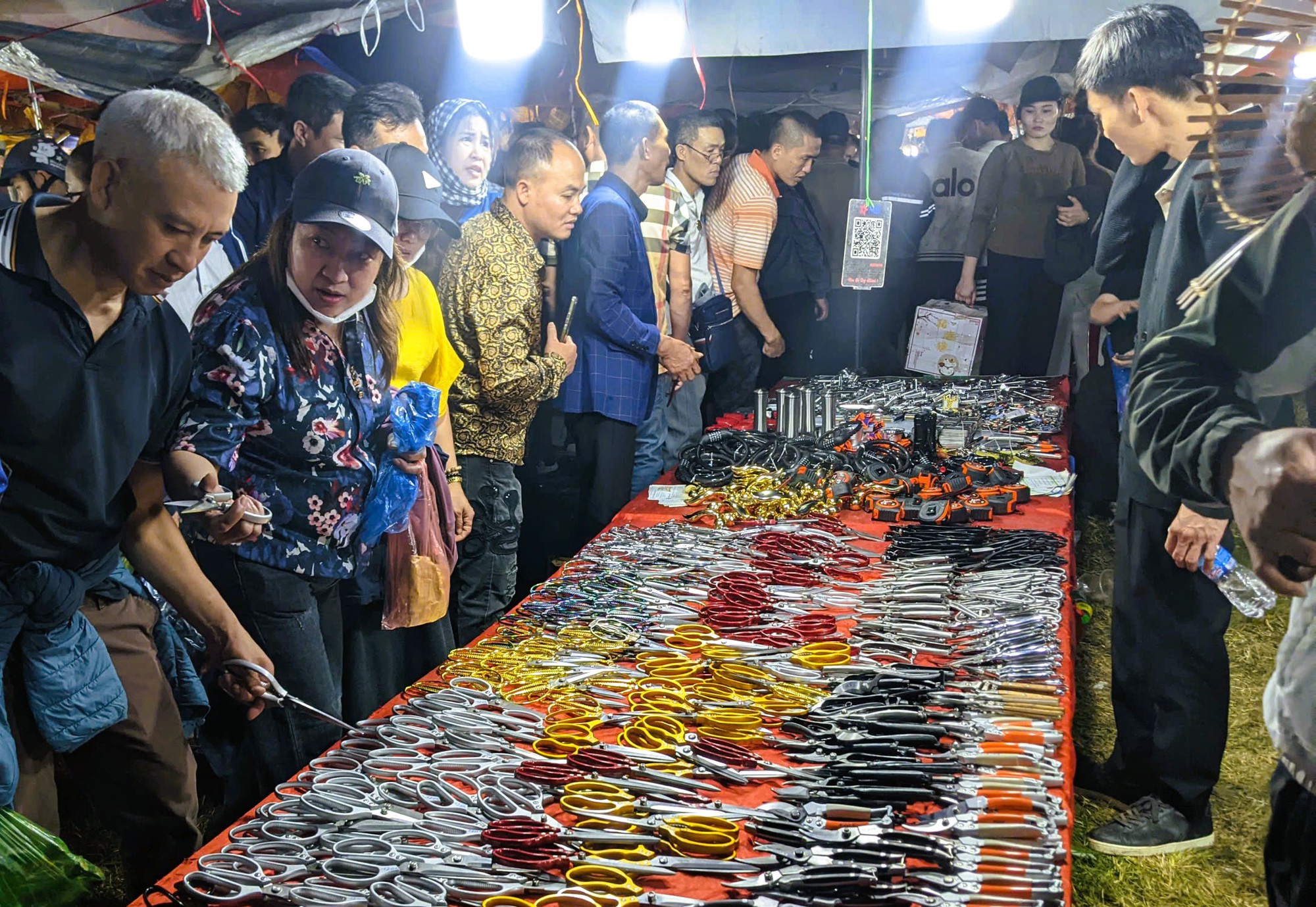 Biển người đổ về Ninh B&igrave;nh chợ Viềng 2026 cầu t&agrave;i lộc , b&igrave;nh an l&uacute;c nửa đ&ecirc;m - Ảnh 14.