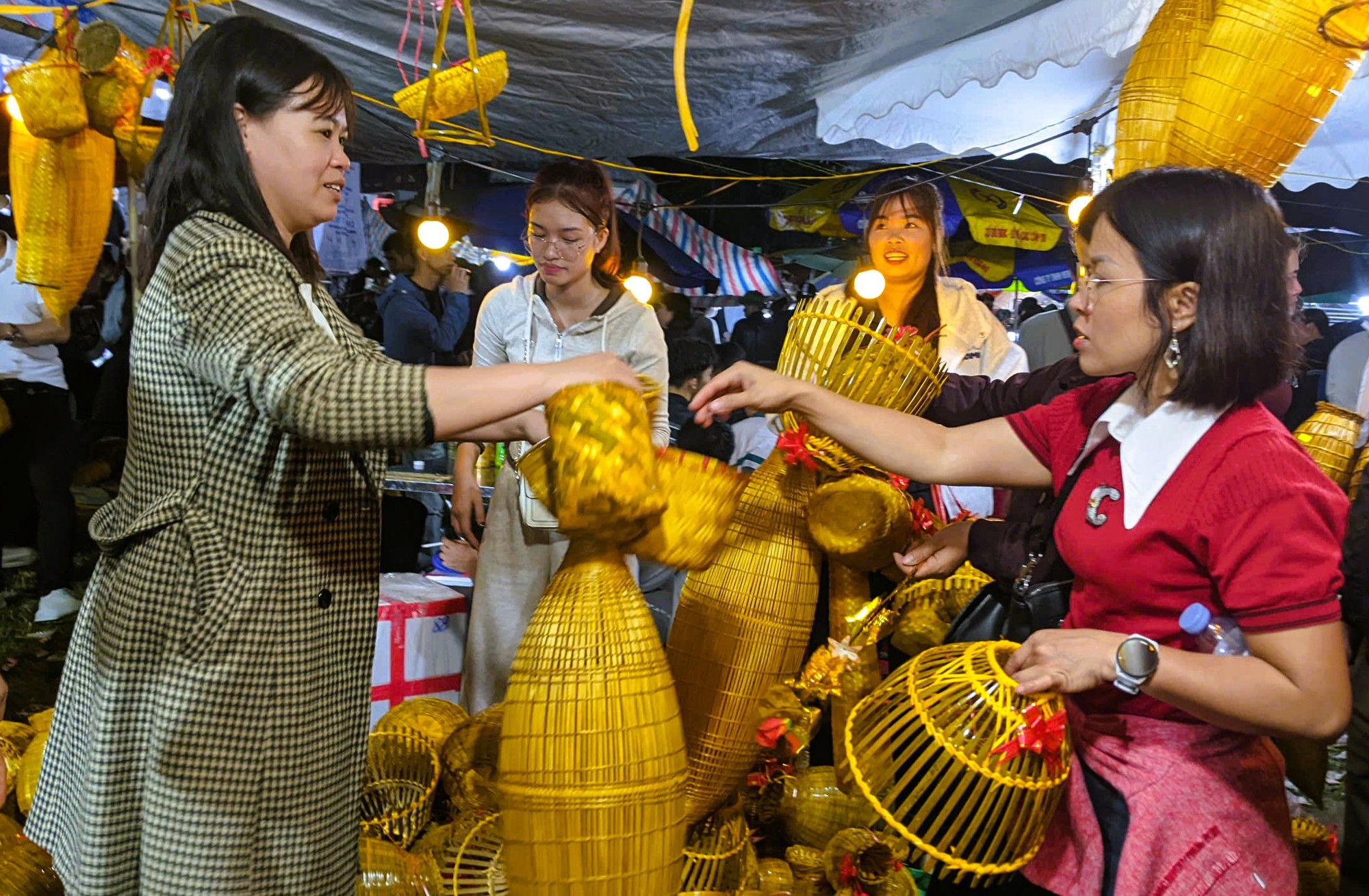 Biển người đổ về Ninh B&igrave;nh chợ Viềng 2026 cầu t&agrave;i lộc , b&igrave;nh an l&uacute;c nửa đ&ecirc;m - Ảnh 10.