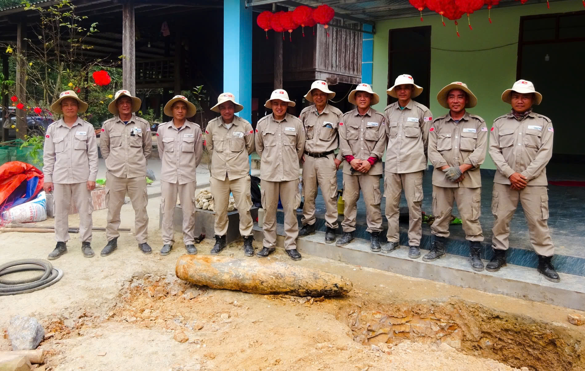 Ph&aacute;t hiện bom MK82 nặng 226 kg c&aacute;ch m&oacute;ng nh&agrave; 40 cm ở Quảng Trị - Ảnh 1.