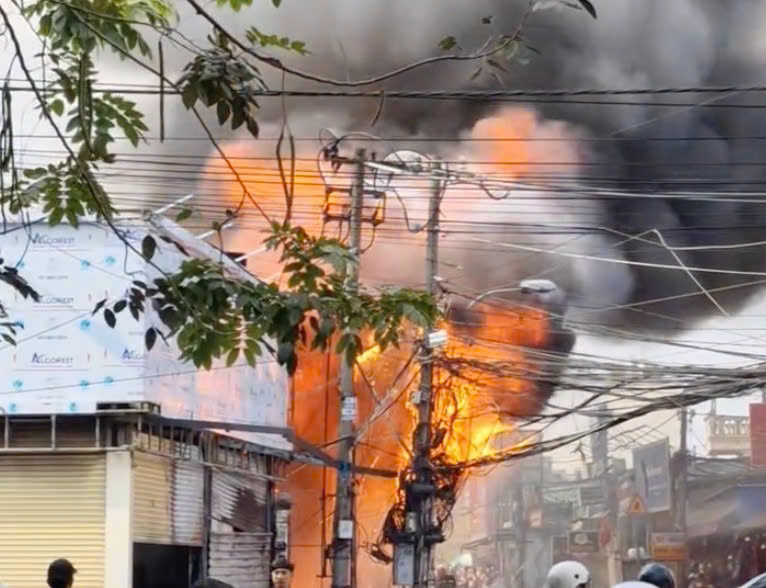 Ch&aacute;y cửa h&agrave;ng nội thất ở TPHCM g&acirc;y thiệt hại lớn cho nhiều t&agrave;i sản - Ảnh 4.