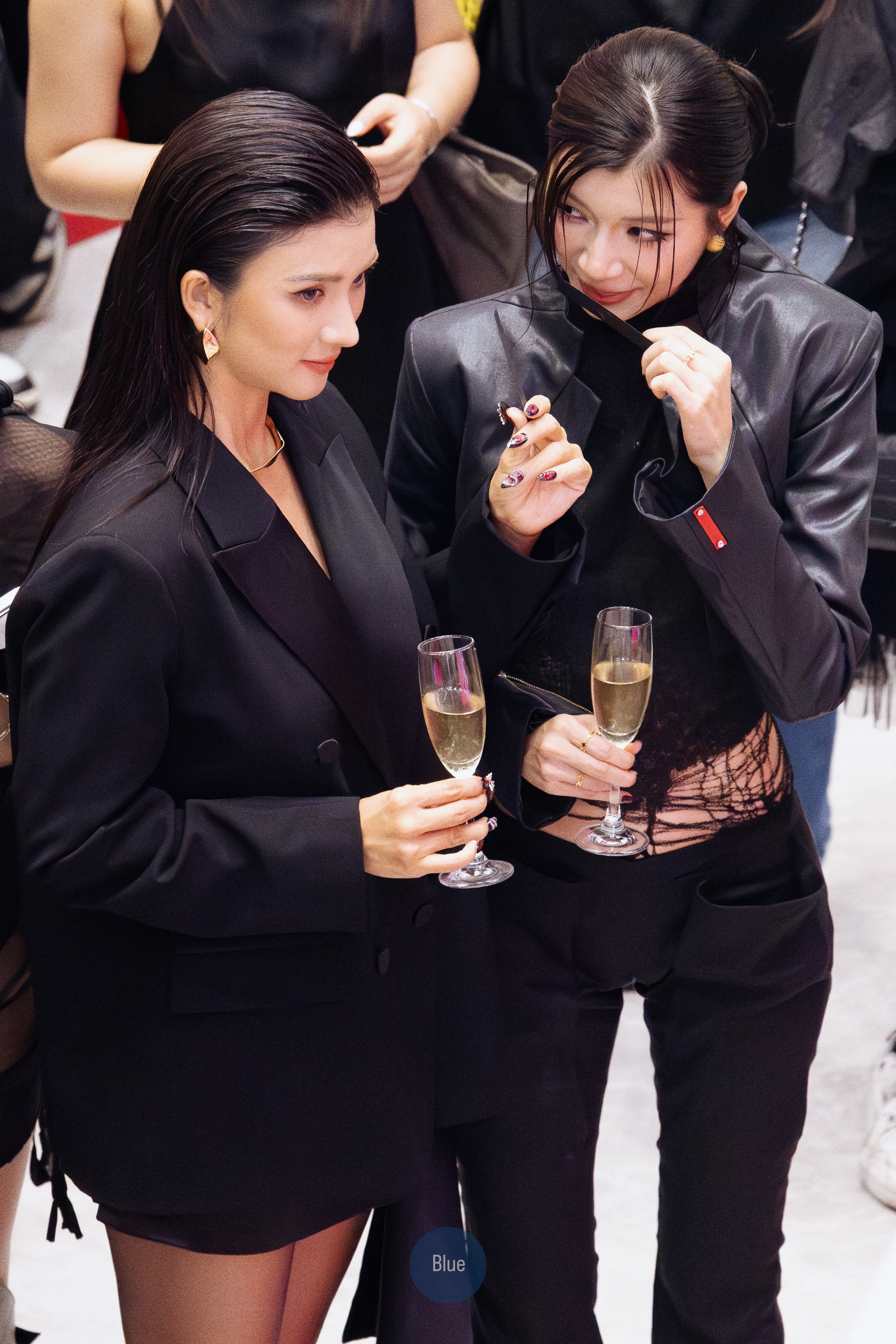 Lần đầu Kim Tuyến v&agrave; Đồng &Aacute;nh Quỳnh c&ocirc;ng khai, trung t&acirc;m thương mại như vỡ trận- Ảnh 5.