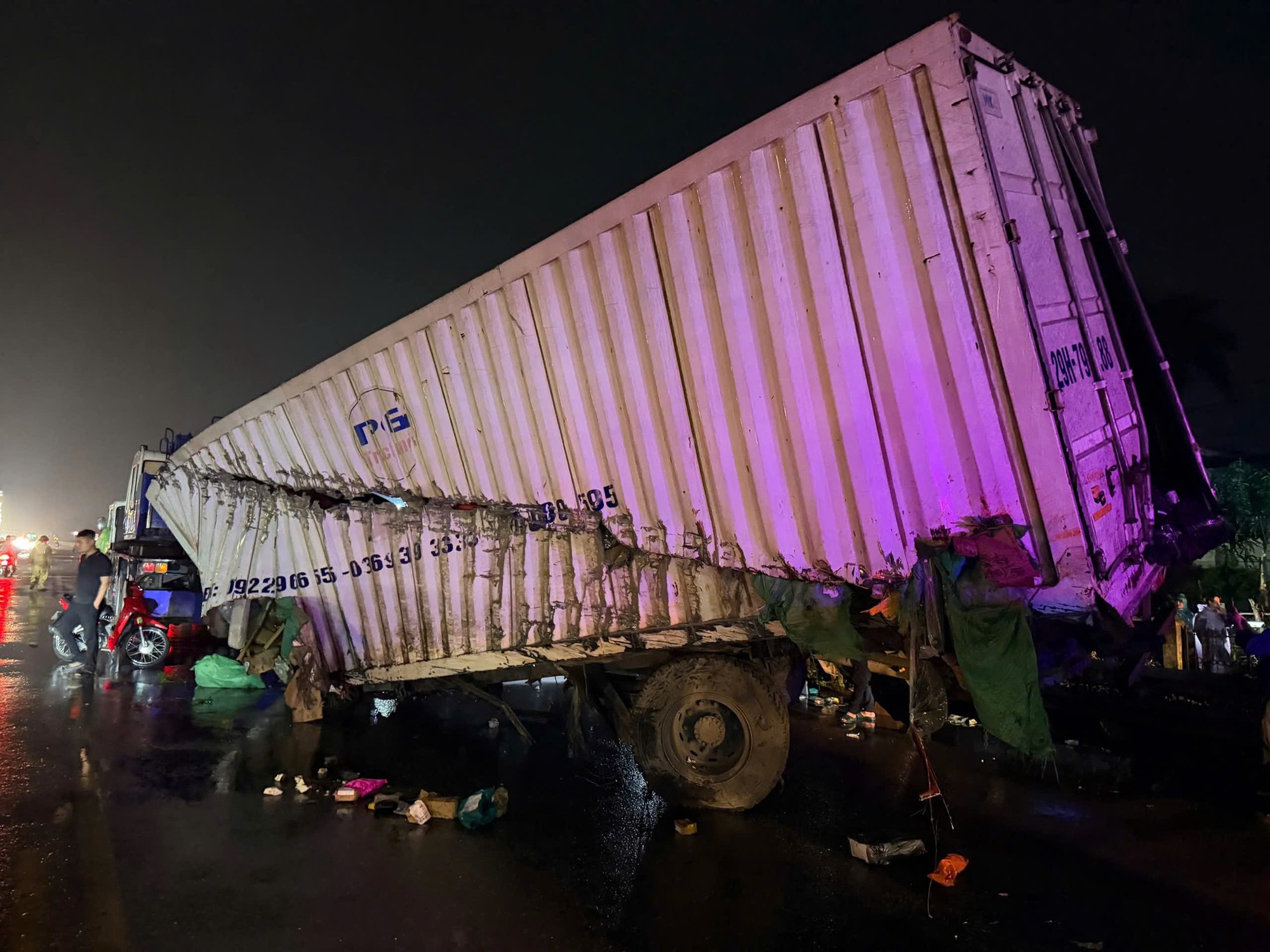 Va chạm tàu hỏa nghiêm trọng tại Hà Nội khiến tài xế xe tải tử vong tại chỗ - Ảnh 1. Va chạm tàu hỏa nghiêm trọng tại Hà Nội khiến tài xế xe tải tử vong tại chỗ - Ảnh 1.