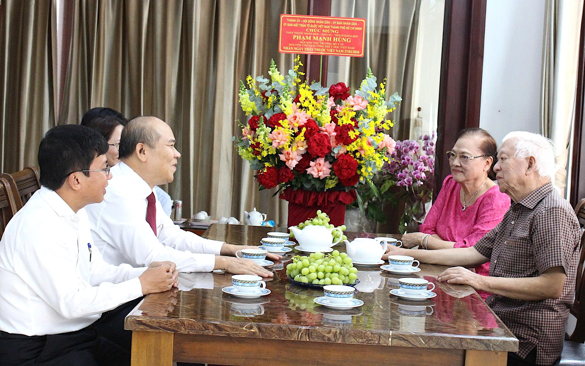 L&atilde;nh đạo TPHCM tri &acirc;n c&aacute;c "c&acirc;y cao b&oacute;ng cả" ng&agrave;nh y tế - Ảnh 4.