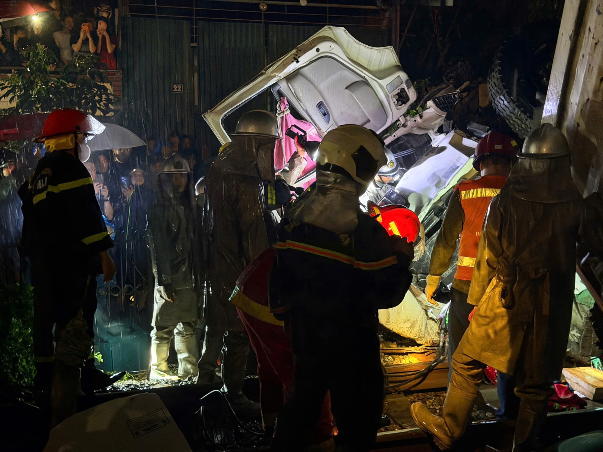 Va chạm tàu hỏa nghiêm trọng tại Hà Nội khiến tài xế xe tải tử vong tại chỗ - Ảnh 3. Va chạm tàu hỏa nghiêm trọng tại Hà Nội khiến tài xế xe tải tử vong tại chỗ - Ảnh 3.