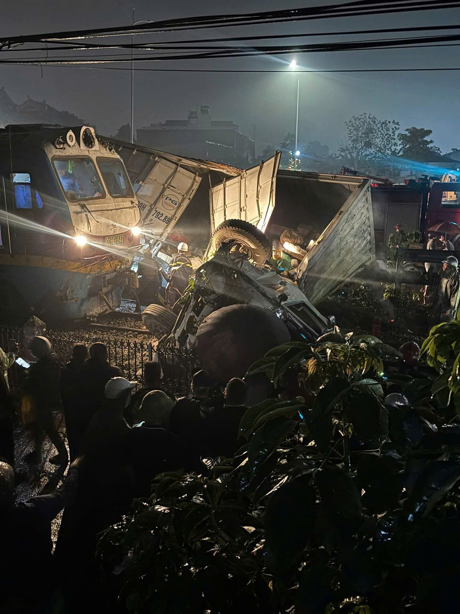 Va chạm tàu hỏa nghiêm trọng tại Hà Nội khiến tài xế xe tải tử vong tại chỗ - Ảnh 2. Va chạm tàu hỏa nghiêm trọng tại Hà Nội khiến tài xế xe tải tử vong tại chỗ - Ảnh 2.