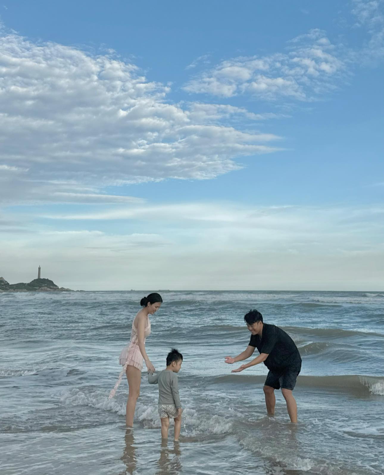 Vợ Th&agrave;nh Chung sắm 6 chỉ v&agrave;ng cho con trai ng&agrave;y v&iacute;a Thần T&agrave;i, mới 3 tuổi b&eacute; Leo đ&atilde; c&oacute; của để d&agrave;nh  - Ảnh 3.