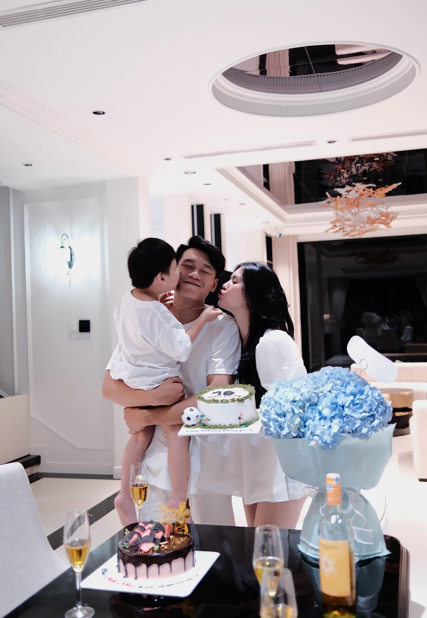 Vợ Th&agrave;nh Chung sắm 6 chỉ v&agrave;ng cho con trai ng&agrave;y v&iacute;a Thần T&agrave;i, mới 3 tuổi b&eacute; Leo đ&atilde; c&oacute; của để d&agrave;nh  - Ảnh 2.