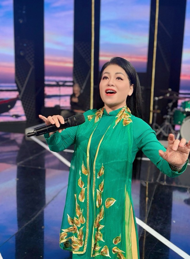 &ldquo;Nữ ho&agrave;ng nhạc đỏ&rdquo; c&oacute; học vị Tiến sĩ, l&agrave;m mẹ đơn th&acirc;n nu&ocirc;i 4 con, lu&ocirc;n nghĩ sẽ c&ocirc; đơn suốt đời - Ảnh 2.