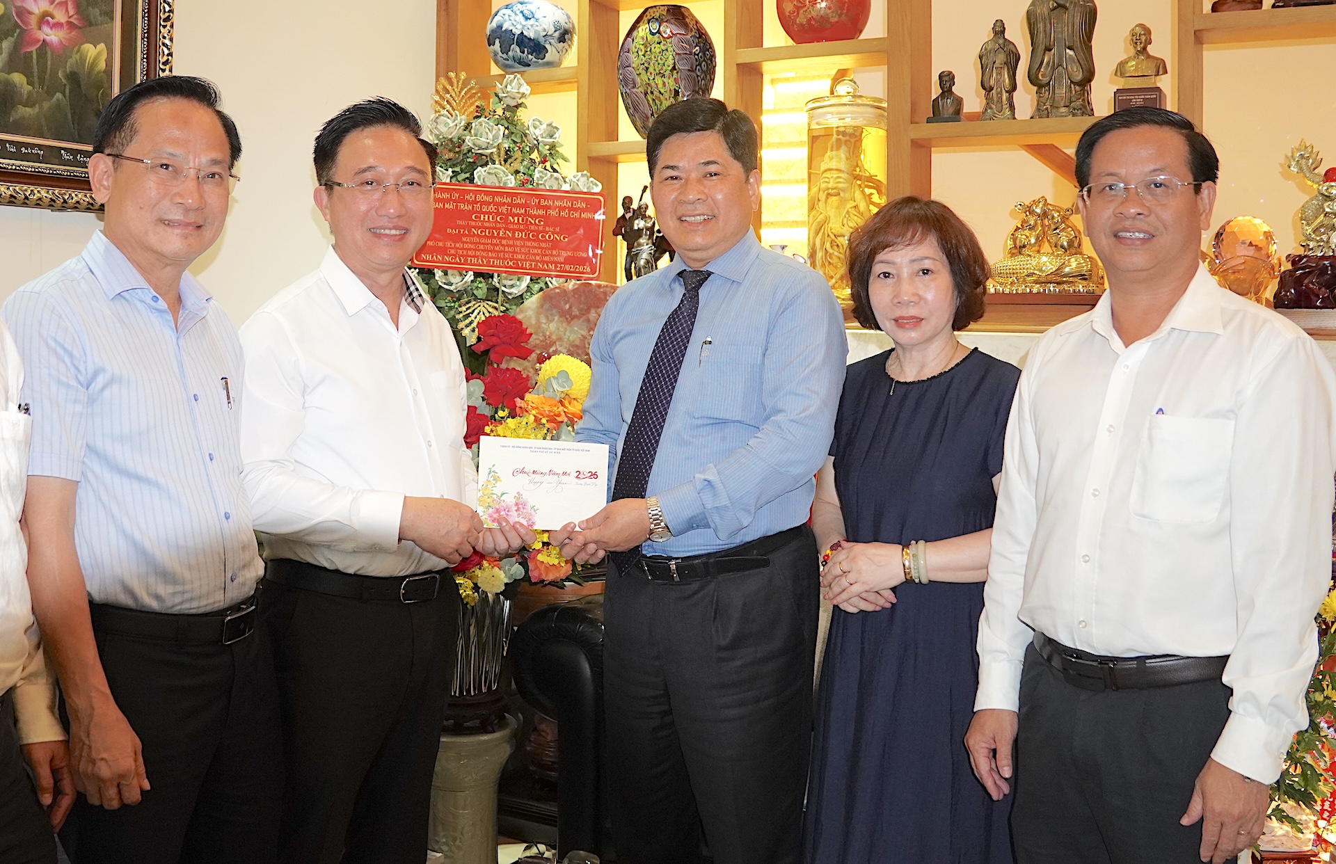 L&atilde;nh đạo TPHCM tri &acirc;n c&aacute;c "c&acirc;y cao b&oacute;ng cả" ng&agrave;nh y tế - Ảnh 3.