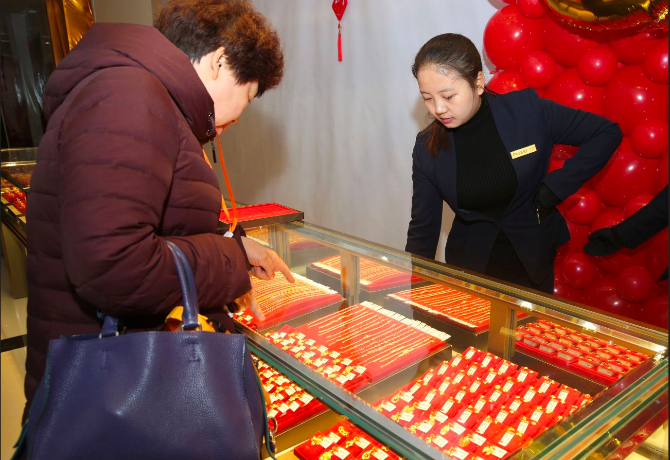 Thấy cụ ông bế cháu nhỏ, cầm gần 1 tỷ đồng mua vàng không hỏi giá, nhân viên trì hoãn giao dịch: Cảnh sát lập tức có mặt điều tra - Ảnh 1.